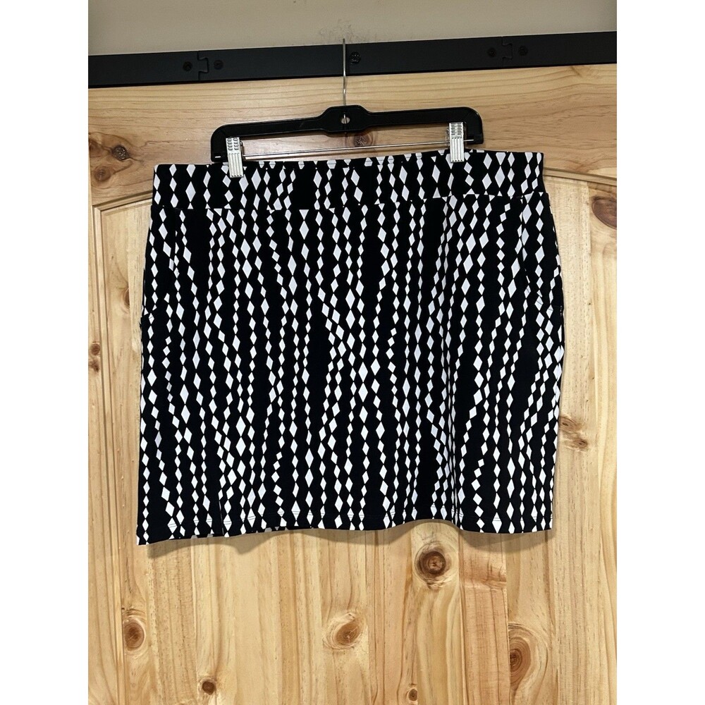 Weekends By Chicos Skort Black With White Geometric Print Size 3 XL NWT